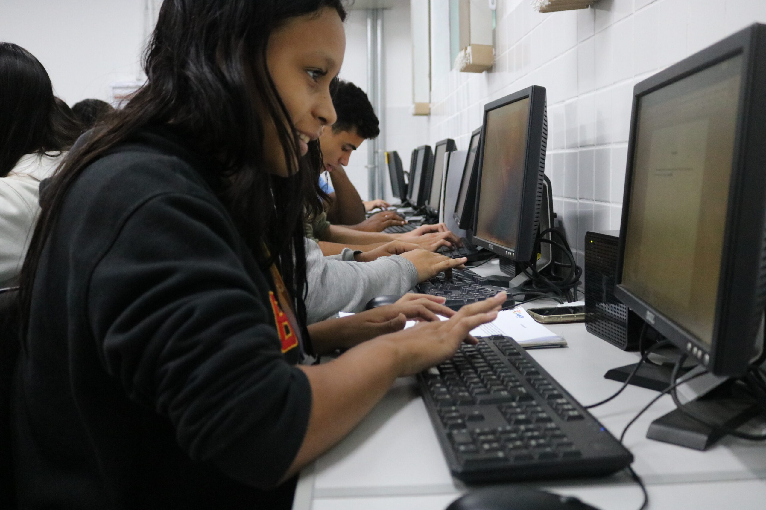 Jovens em sala de treinamento